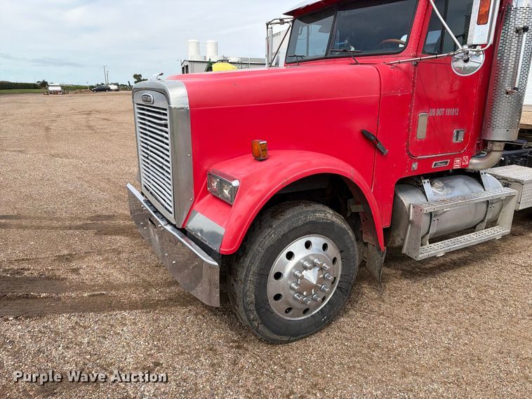 image for item FT6664 2002 Freightliner FLD120 semi truck