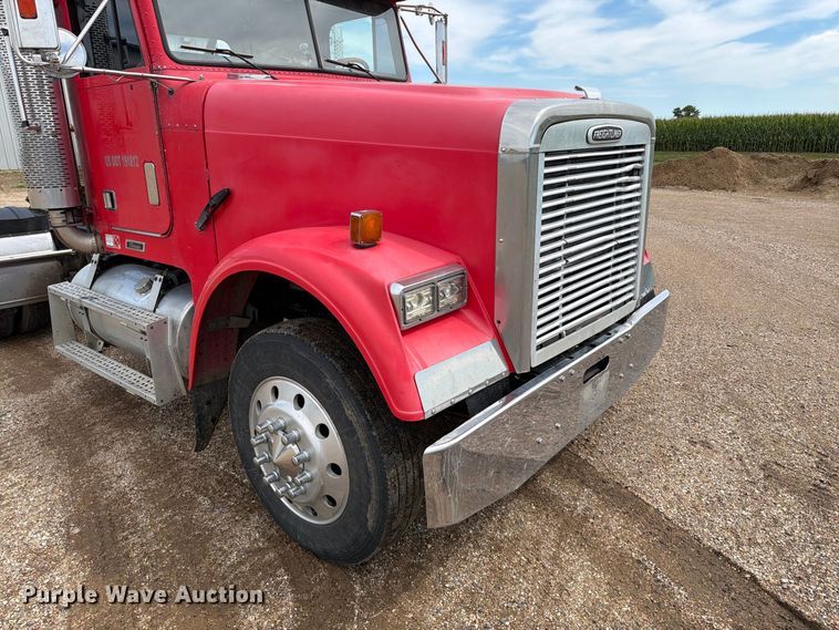image for item FT6664 2002 Freightliner FLD120 semi truck