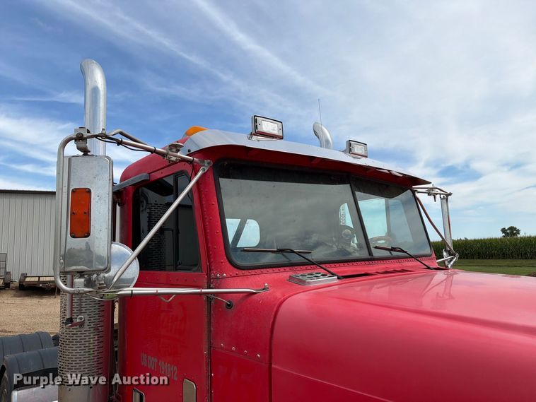 image for item FT6664 2002 Freightliner FLD120 semi truck
