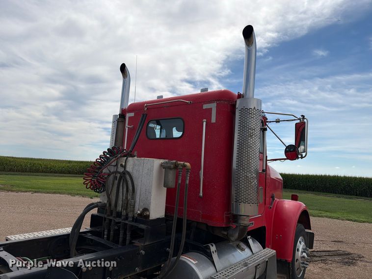 image for item FT6664 2002 Freightliner FLD120 semi truck