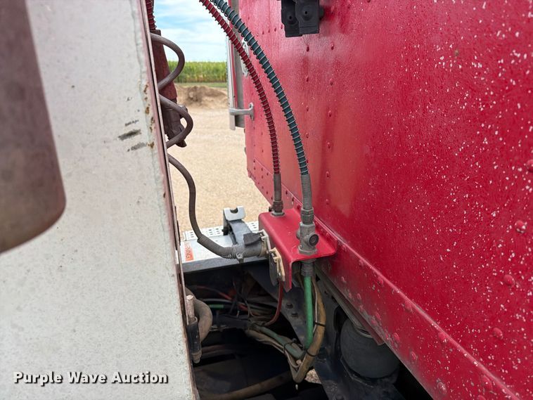 image for item FT6664 2002 Freightliner FLD120 semi truck