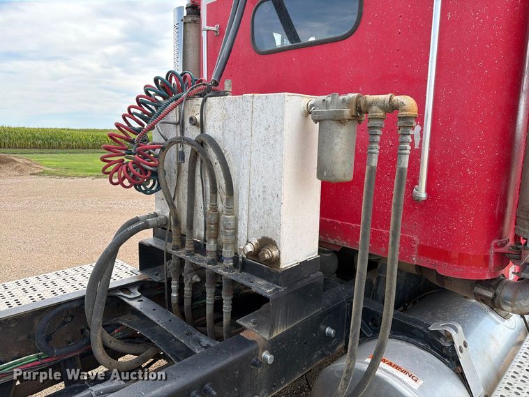 image for item FT6664 2002 Freightliner FLD120 semi truck