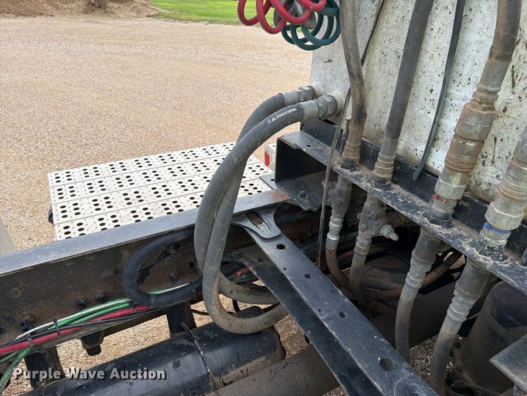 image for item FT6664 2002 Freightliner FLD120 semi truck