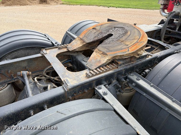 image for item FT6664 2002 Freightliner FLD120 semi truck