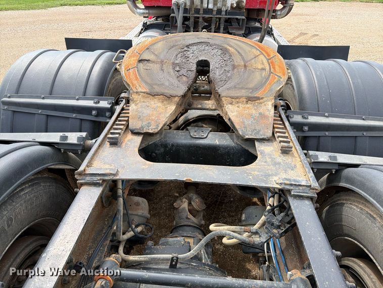 image for item FT6664 2002 Freightliner FLD120 semi truck