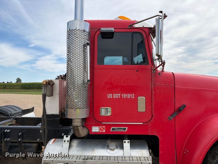 image for item FT6664 2002 Freightliner FLD120 semi truck