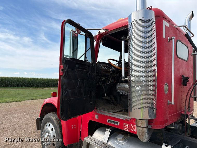 image for item FT6664 2002 Freightliner FLD120 semi truck