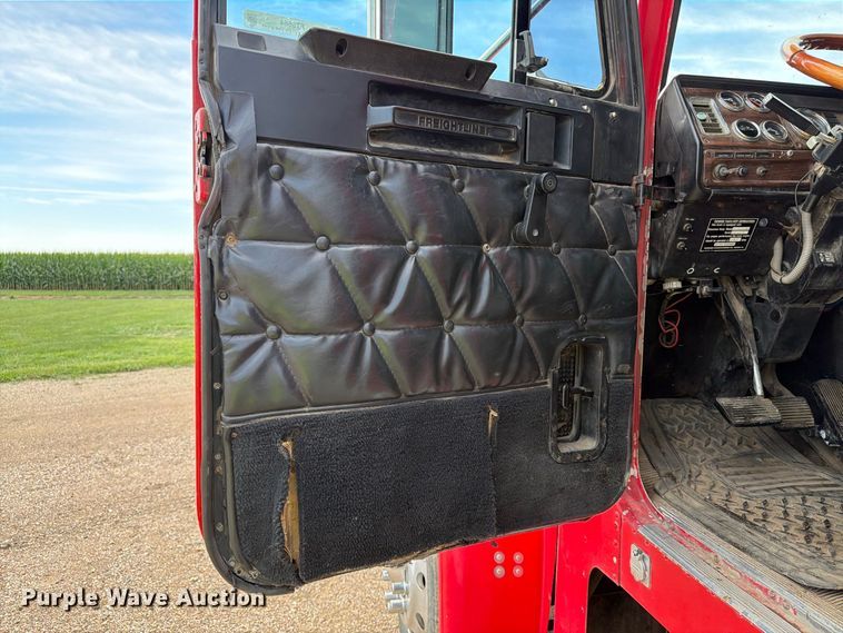 image for item FT6664 2002 Freightliner FLD120 semi truck