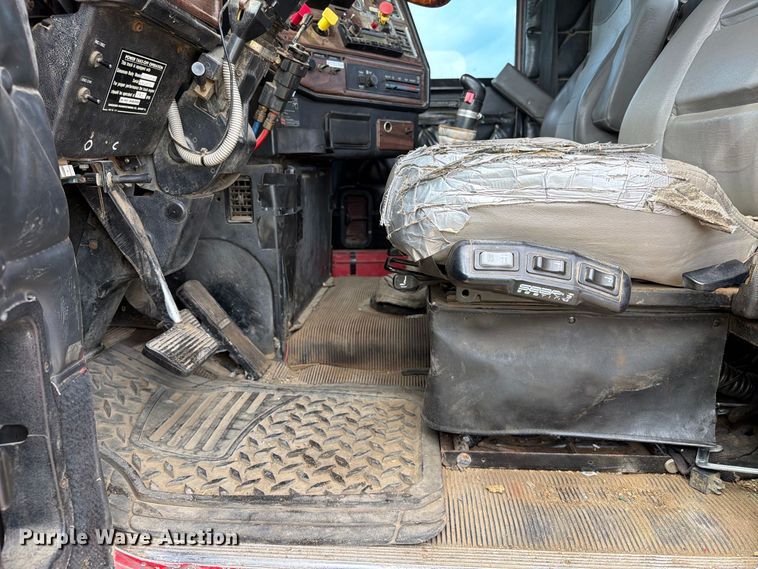 image for item FT6664 2002 Freightliner FLD120 semi truck