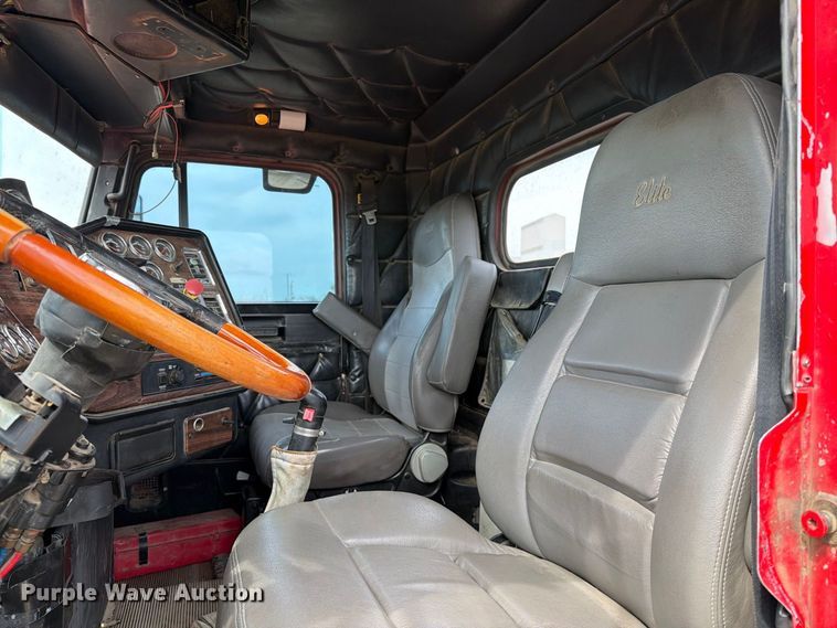 image for item FT6664 2002 Freightliner FLD120 semi truck