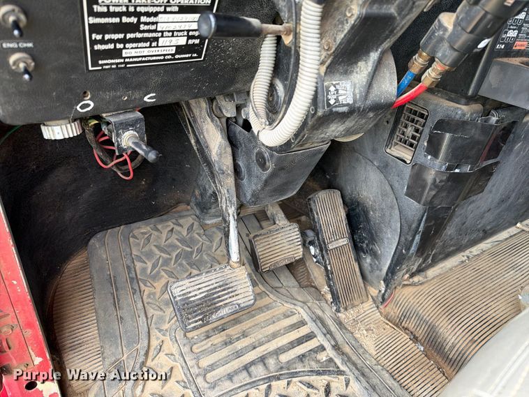 image for item FT6664 2002 Freightliner FLD120 semi truck
