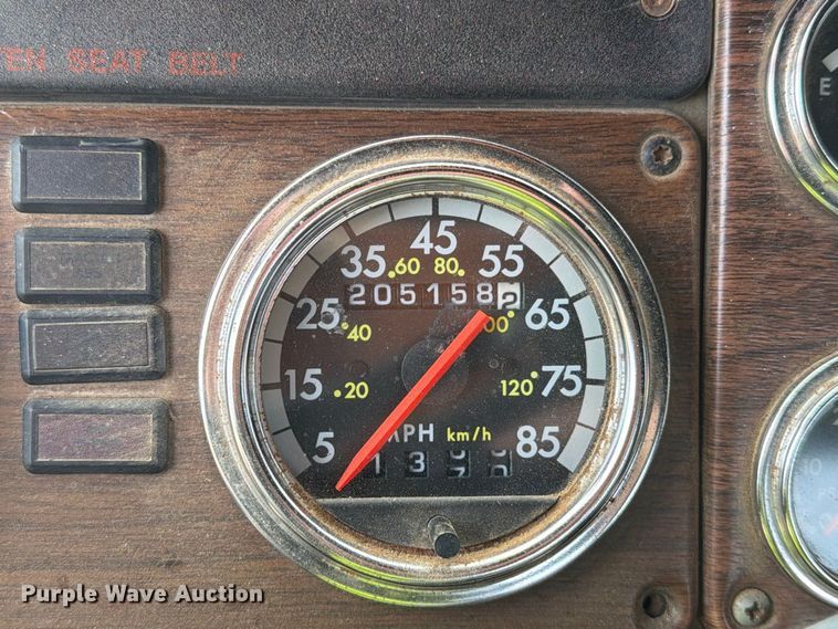 image for item FT6664 2002 Freightliner FLD120 semi truck