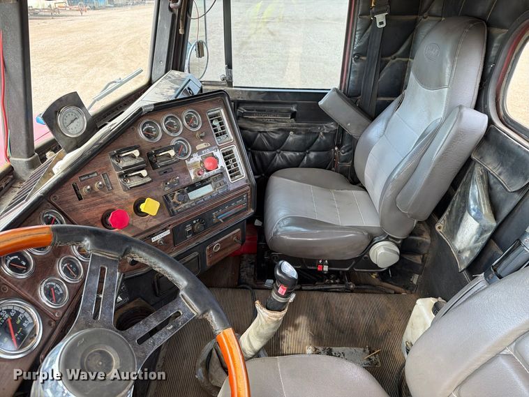 image for item FT6664 2002 Freightliner FLD120 semi truck