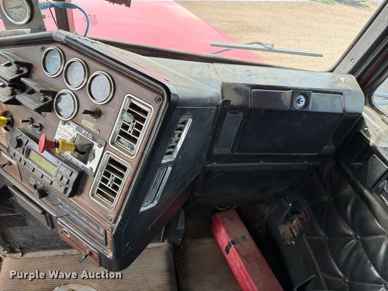image for item FT6664 2002 Freightliner FLD120 semi truck