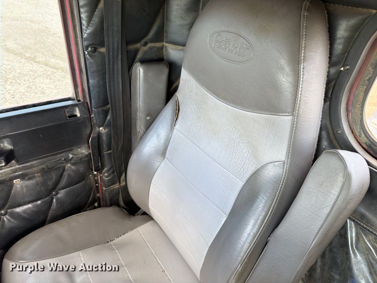 image for item FT6664 2002 Freightliner FLD120 semi truck