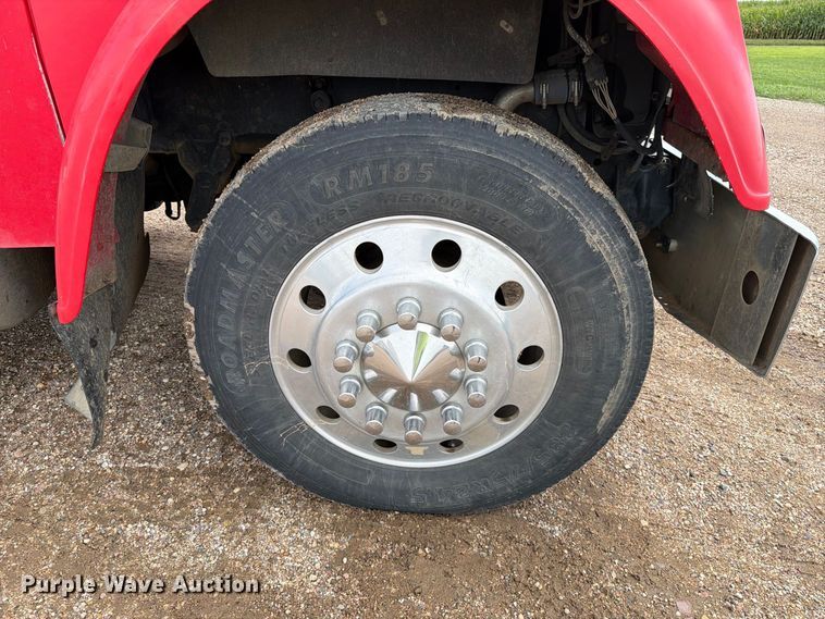 image for item FT6664 2002 Freightliner FLD120 semi truck