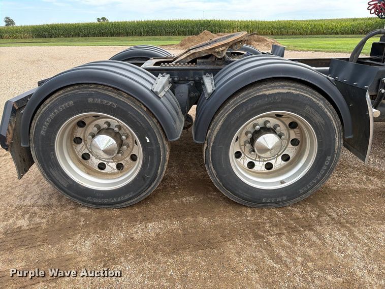 image for item FT6664 2002 Freightliner FLD120 semi truck