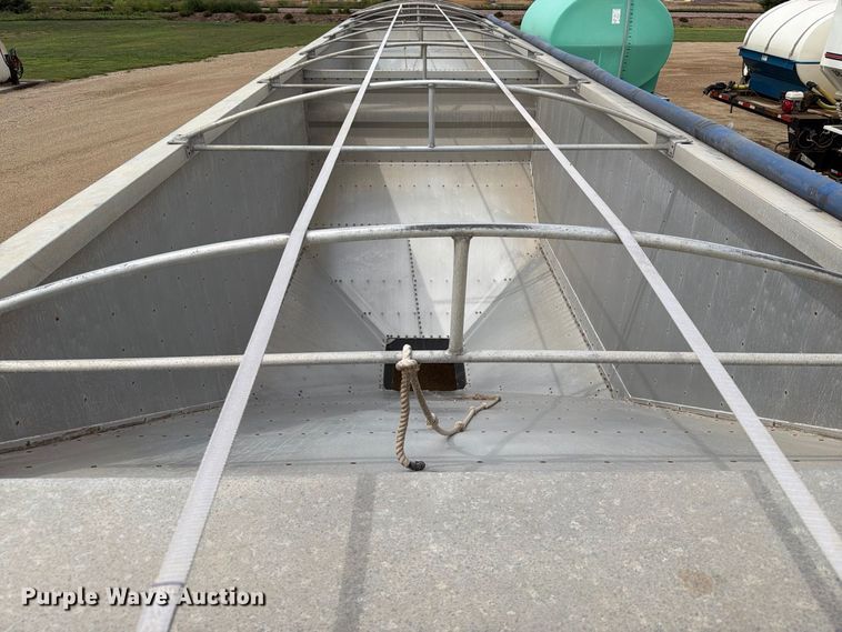 image for item FT6669 2011 Wilson DWH-500 Pacesetter grain trailer