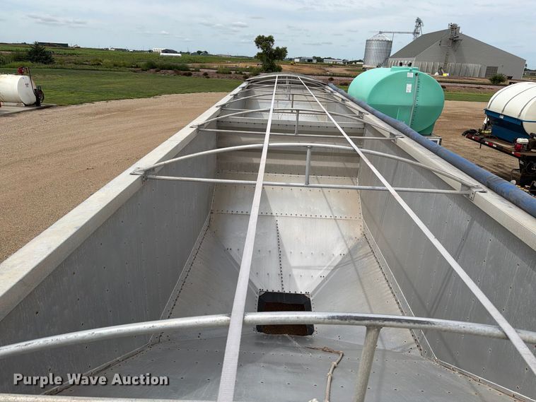 image for item FT6669 2011 Wilson DWH-500 Pacesetter grain trailer