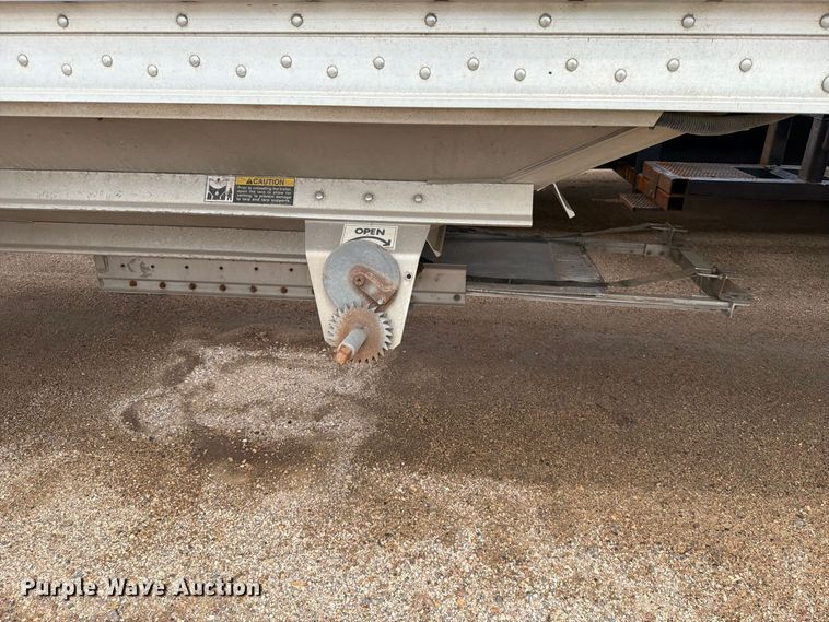 image for item FT6669 2011 Wilson DWH-500 Pacesetter grain trailer