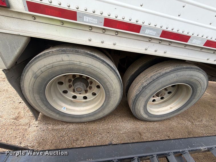 image for item FT6669 2011 Wilson DWH-500 Pacesetter grain trailer