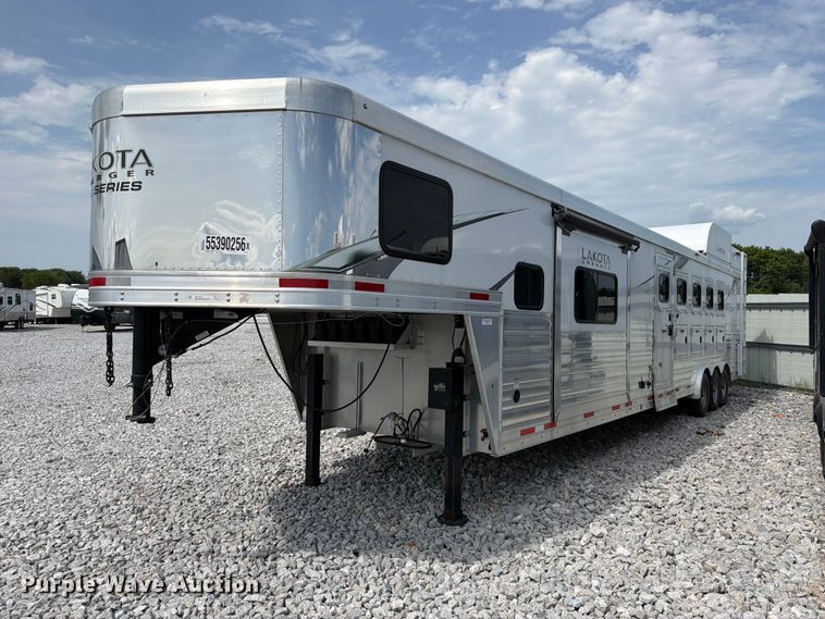 2023 Lakota Charger horse trailer