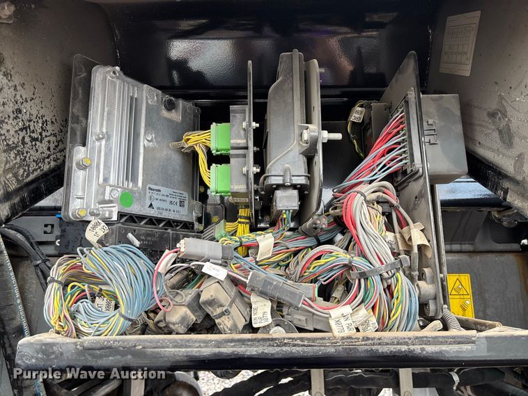 image for item YA4451 2018 RoGator RG1100C sprayer
