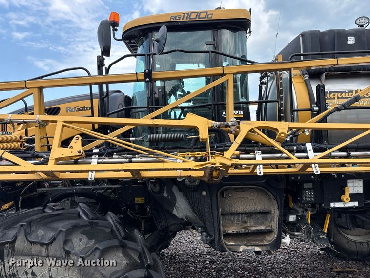 image for item YA4451 2018 RoGator RG1100C sprayer