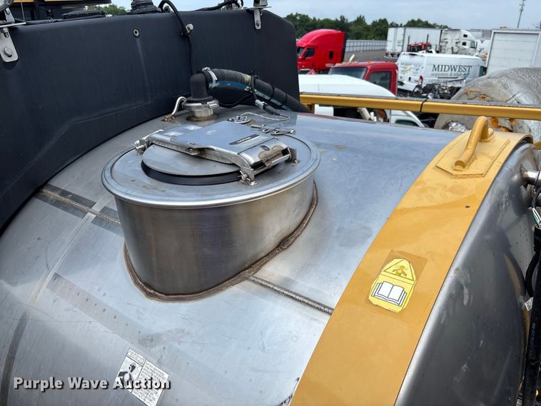 image for item YA4451 2018 RoGator RG1100C sprayer