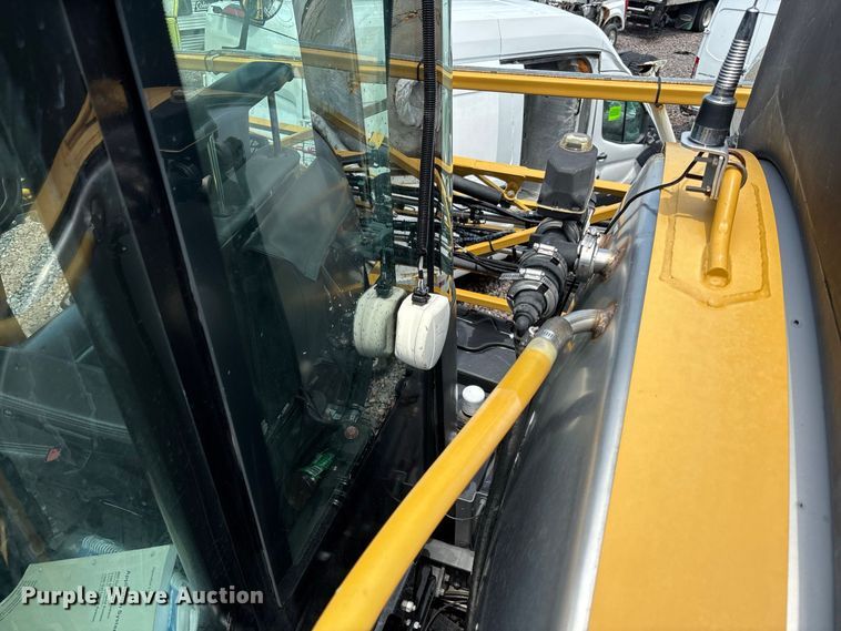 image for item YA4451 2018 RoGator RG1100C sprayer