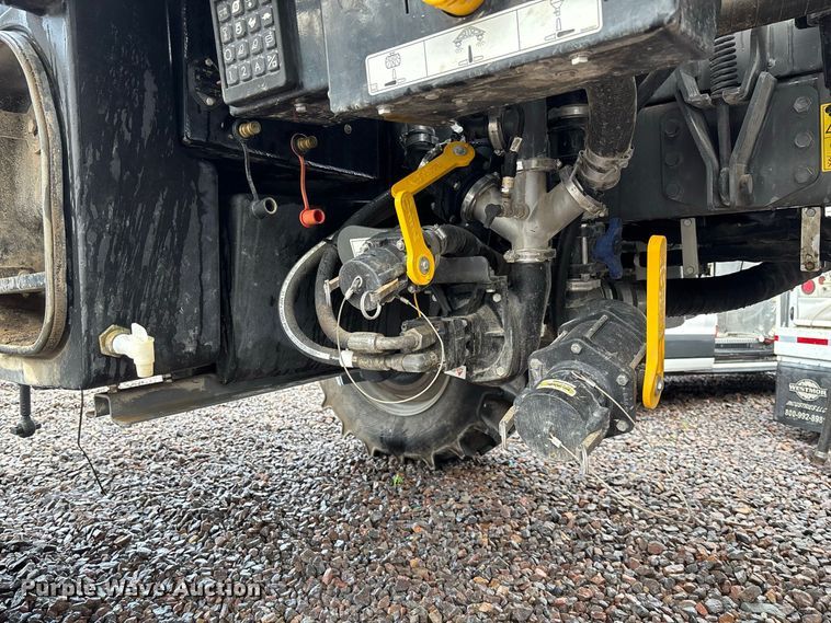 image for item YA4451 2018 RoGator RG1100C sprayer