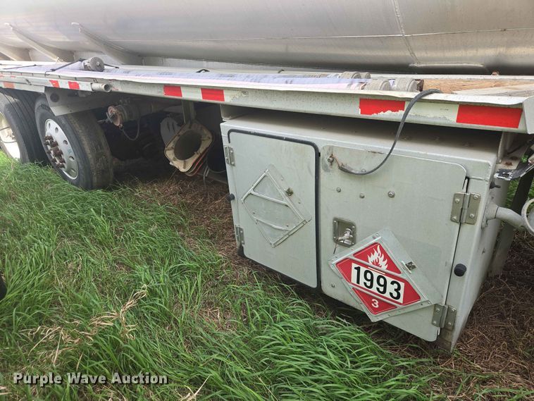 image for item DP8933 2008 Polar tank trailer