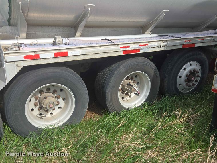 image for item DP8933 2008 Polar tank trailer