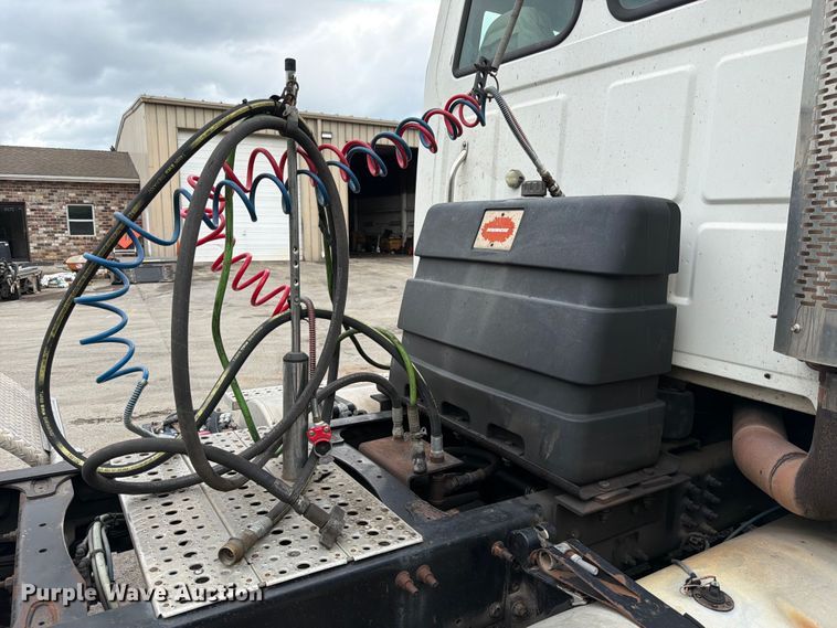 image for item DQ7841 2006 Sterling AT9500 semi truck