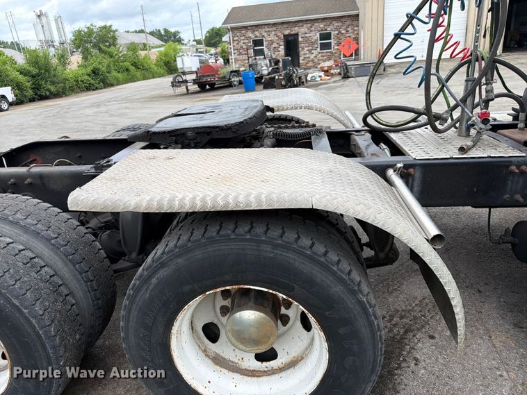 image for item DQ7841 2006 Sterling AT9500 semi truck