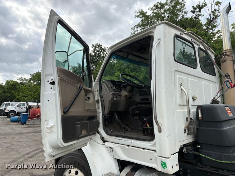 image for item DQ7841 2006 Sterling AT9500 semi truck