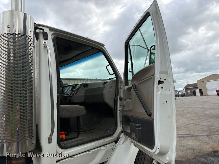 image for item DQ7841 2006 Sterling AT9500 semi truck