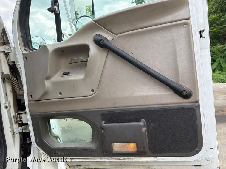image for item DQ7841 2006 Sterling AT9500 semi truck