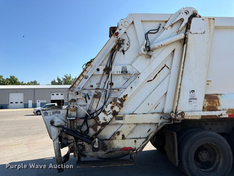 image for item DQ7946 2008 Freightliner Business Class M2 refuse truck