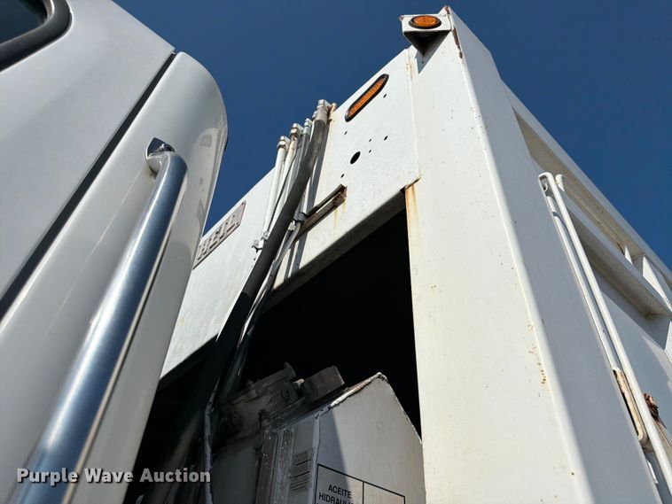 image for item DQ7946 2008 Freightliner Business Class M2 refuse truck