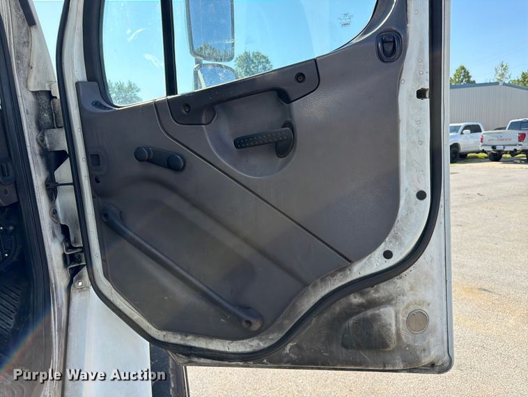 image for item DQ7946 2008 Freightliner Business Class M2 refuse truck