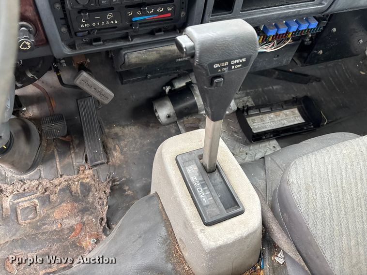 image for item DU0382 2003 UD 1400  truck cab and chassis