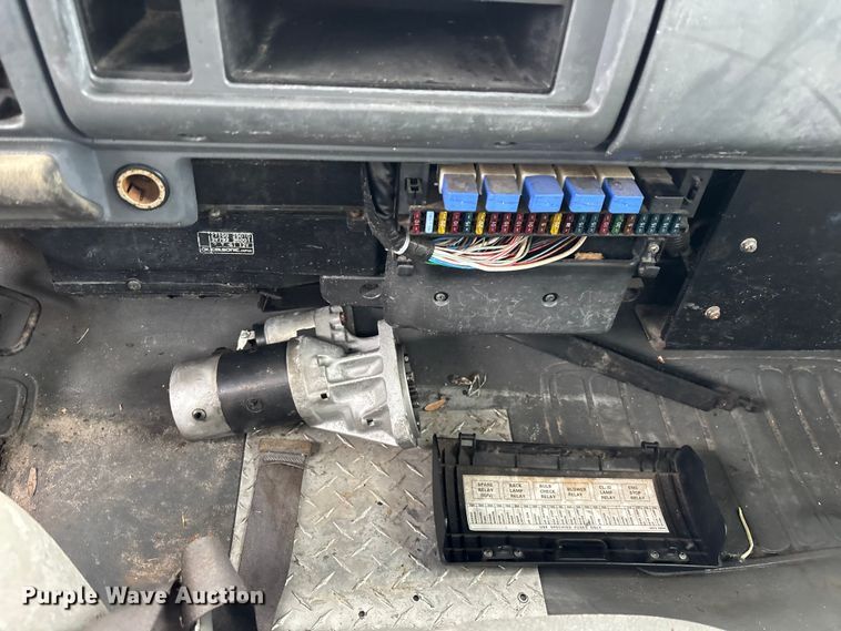 image for item DU0382 2003 UD 1400  truck cab and chassis