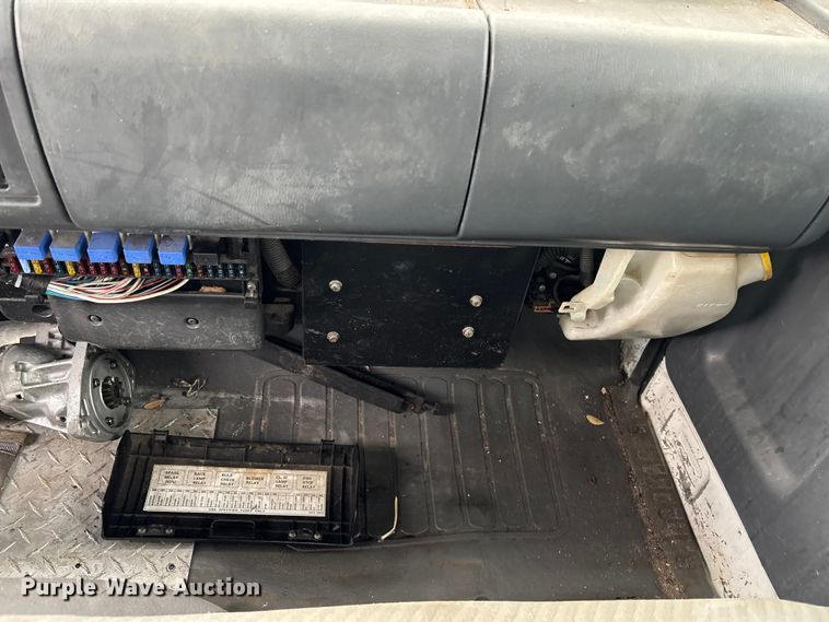 image for item DU0382 2003 UD 1400  truck cab and chassis