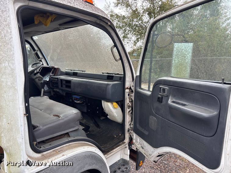 image for item DU0382 2003 UD 1400  truck cab and chassis
