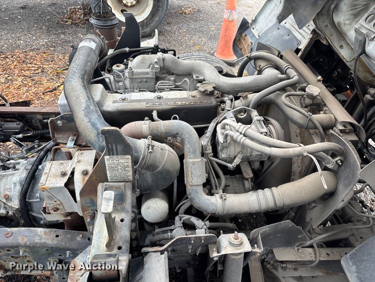 image for item DU0382 2003 UD 1400  truck cab and chassis