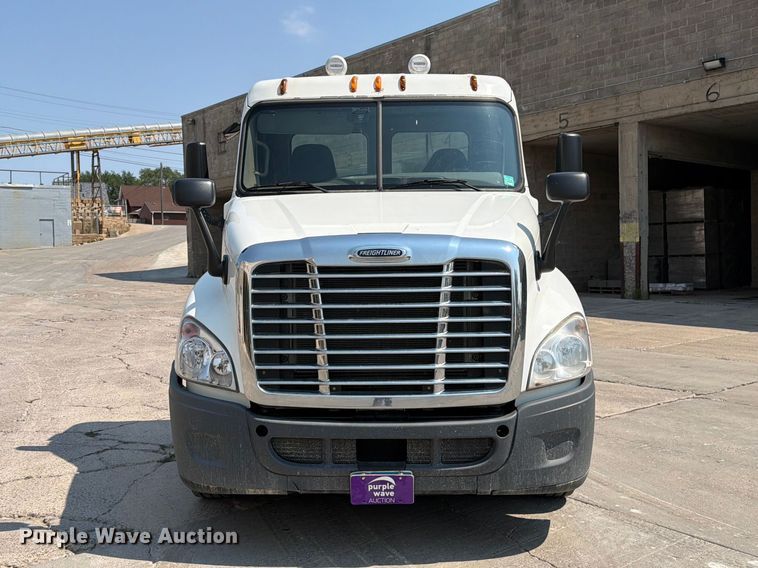 image for item DV8572 2012 Freightliner Cascadia semi truck