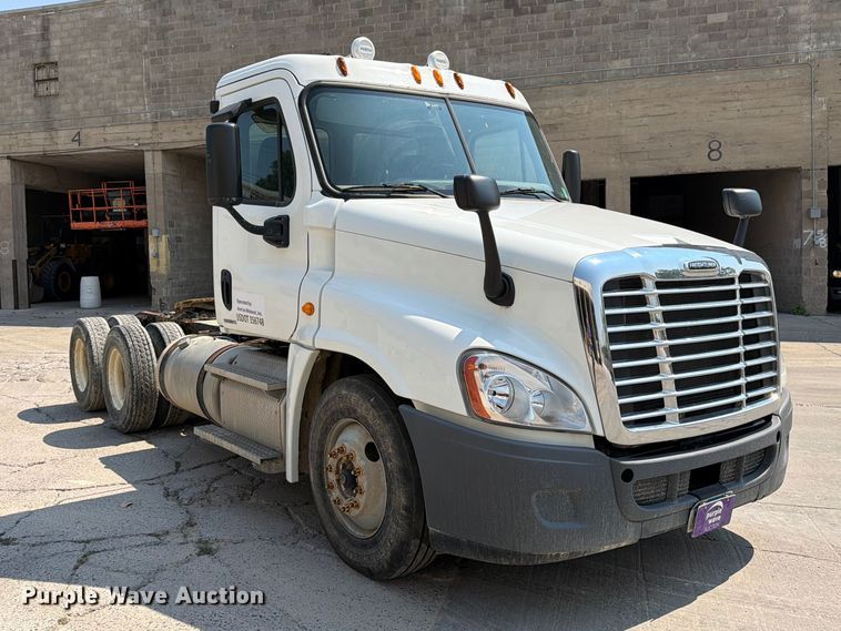 image for item DV8572 2012 Freightliner Cascadia semi truck