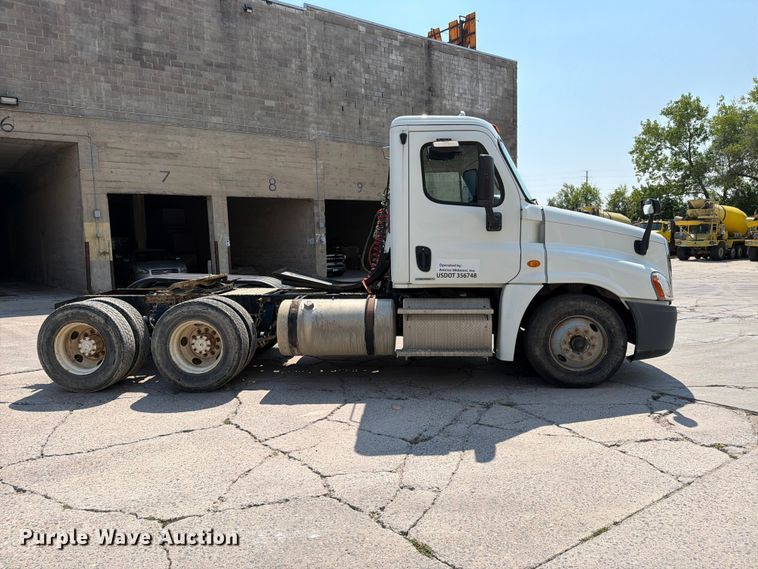 image for item DV8572 2012 Freightliner Cascadia semi truck