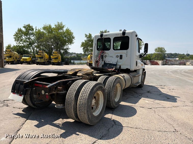 image for item DV8572 2012 Freightliner Cascadia semi truck